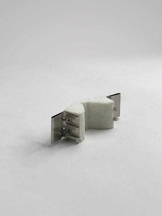QLIPR trellis clip for supporting tomato and cucumber vines